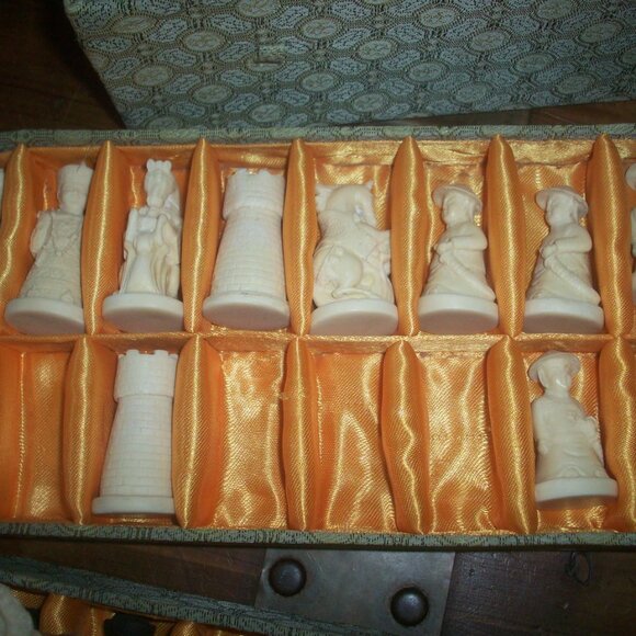 Vintage Boxed Chinese Carved Chess Set Fabric Lined 2 Tier Box w/ Matching Board - Picture 3 of 15